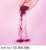 person dropping glitter powder table. Стоковое фото, агентство Ingram Publishing / Фотобанк Лори