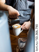 professional barista pouring latte foam coffee caf. Стоковое фото, агентство Ingram Publishing / Фотобанк Лори
