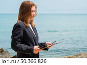 reporter holding notepad by sea. Стоковое фото, агентство Ingram Publishing / Фотобанк Лори