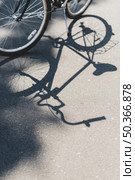 shadow bicycle road. Стоковое фото, агентство Ingram Publishing / Фотобанк Лори
