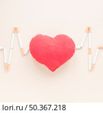 top view heart surrounded by cigarettes. Стоковое фото, агентство Ingram Publishing / Фотобанк Лори