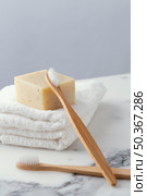 towels with toothbrush soap. Стоковое фото, агентство Ingram Publishing / Фотобанк Лори