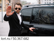 guard man stopping graphers. Стоковое фото, агентство Ingram Publishing / Фотобанк Лори