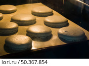 macaroon baked baking tray. Стоковое фото, агентство Ingram Publishing / Фотобанк Лори