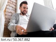man home having videocall with family 3. man home having videocall with family 2. Стоковое фото, агентство Ingram Publishing / Фотобанк Лори