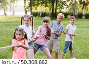 children having fun tug war. Стоковое фото, агентство Ingram Publishing / Фотобанк Лори