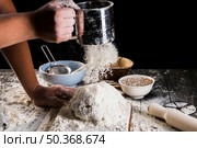 close up baker sifts flour through sieve prepare dough. Стоковое фото, агентство Ingram Publishing / Фотобанк Лори