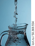 water being poured into jug. Стоковое фото, агентство Ingram Publishing / Фотобанк Лори