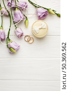 wedding rings with box flowers. Стоковое фото, агентство Ingram Publishing / Фотобанк Лори