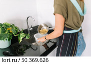 woman straining boiled pasta colander. Стоковое фото, агентство Ingram Publishing / Фотобанк Лори