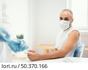 patient being vaccinated clinic. Стоковое фото, агентство Ingram Publishing / Фотобанк Лори