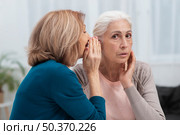 portrait mature women whispering. Стоковое фото, агентство Ingram Publishing / Фотобанк Лори