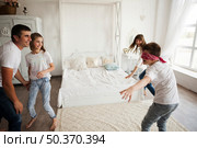 smiling family playing blind man s buff bedroom. Стоковое фото, агентство Ingram Publishing / Фотобанк Лори
