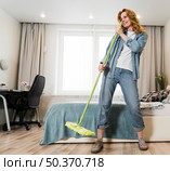 woman having fun while mopping floor. Стоковое фото, агентство Ingram Publishing / Фотобанк Лори