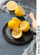close up squeezed lemons. Стоковое фото, агентство Ingram Publishing / Фотобанк Лори
