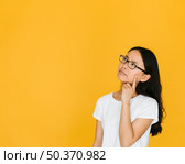curious woman looking up with copy space. Стоковое фото, агентство Ingram Publishing / Фотобанк Лори