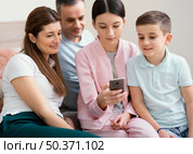 family members using mobile phone. Стоковое фото, агентство Ingram Publishing / Фотобанк Лори