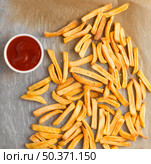 flat lay french fries with ketchup sauce. Стоковое фото, агентство Ingram Publishing / Фотобанк Лори