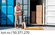 full shot man with pallet truck. Стоковое фото, агентство Ingram Publishing / Фотобанк Лори