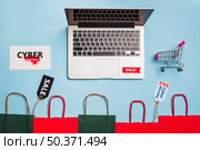 laptop near tags shopping trolley packets. Стоковое фото, агентство Ingram Publishing / Фотобанк Лори
