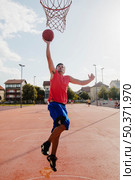 basketball player dunking. Стоковое фото, агентство Ingram Publishing / Фотобанк Лори