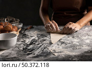chef rolling dough triangle croissant. Стоковое фото, агентство Ingram Publishing / Фотобанк Лори