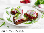 Sandwiches with salted herring fillet and beetroot pate. Стоковое фото, агентство Ingram Publishing / Фотобанк Лори