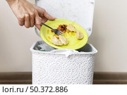 front view individual throwing leftovers away 1. Стоковое фото, агентство Ingram Publishing / Фотобанк Лори