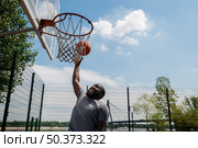 afro man scoring goal basket. Стоковое фото, агентство Ingram Publishing / Фотобанк Лори