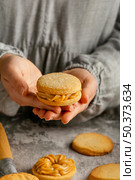 close up hands holding alfajores. Стоковое фото, агентство Ingram Publishing / Фотобанк Лори