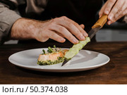 front view chef plating meal. Стоковое фото, агентство Ingram Publishing / Фотобанк Лори