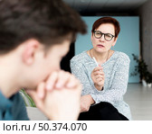 front view psychologist giving advices patient. Стоковое фото, агентство Ingram Publishing / Фотобанк Лори