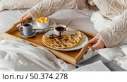 high angle hands holding tray with breakfast. Стоковое фото, агентство Ingram Publishing / Фотобанк Лори