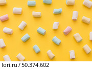pastel colored marshmallow yellow background. Стоковое фото, агентство Ingram Publishing / Фотобанк Лори
