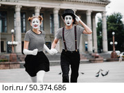 portrait running mime couple. Стоковое фото, агентство Ingram Publishing / Фотобанк Лори