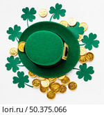 top view hat coins clovers. Стоковое фото, агентство Ingram Publishing / Фотобанк Лори