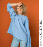young woman with curly blonde hair smiling 6. Стоковое фото, агентство Ingram Publishing / Фотобанк Лори