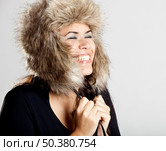 Adorable young woman smilling and wearing a fur hat. Стоковое фото, агентство Ingram Publishing / Фотобанк Лори