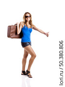 Beautiful young woman hitch hiking with old leather suitcase, isolated on white. Стоковое фото, агентство Ingram Publishing / Фотобанк Лори