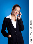 Beautiful young businesswoman calling by cellular phone. Стоковое фото, агентство Ingram Publishing / Фотобанк Лори