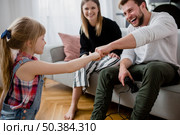 family bumping fists. Стоковое фото, агентство Ingram Publishing / Фотобанк Лори