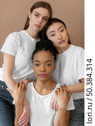 fashion multicultural women posing. Стоковое фото, агентство Ingram Publishing / Фотобанк Лори