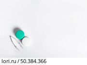 flat lay case contact lenses with tweezers copy space. Стоковое фото, агентство Ingram Publishing / Фотобанк Лори