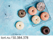 flat lay donut composition with copyspace. Стоковое фото, агентство Ingram Publishing / Фотобанк Лори