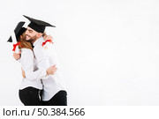 graduating couple embracing. Стоковое фото, агентство Ingram Publishing / Фотобанк Лори