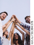 group friends clapping hands. Стоковое фото, агентство Ingram Publishing / Фотобанк Лори