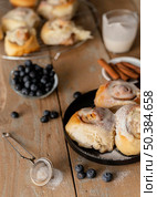 high angle cinnamon rolls blueberries. Стоковое фото, агентство Ingram Publishing / Фотобанк Лори