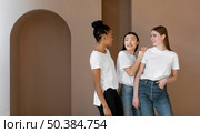 inclusion concept with multiethnic friends. Стоковое фото, агентство Ingram Publishing / Фотобанк Лори