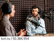 medium shot man woman radio. Стоковое фото, агентство Ingram Publishing / Фотобанк Лори