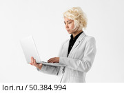 medium shot woman working laptop. Стоковое фото, агентство Ingram Publishing / Фотобанк Лори